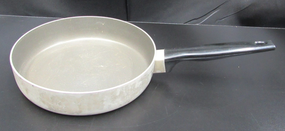 vintage Wear-Ever 8-Inch Aluminum Non-Stick Skillet Fry Pan, Black handle